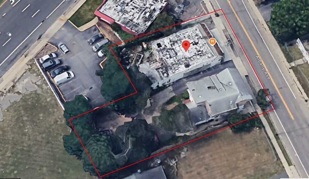 225 & 227 Albany Ave, Amityville, NY à vendre - Aérien – Image 1 sur 10