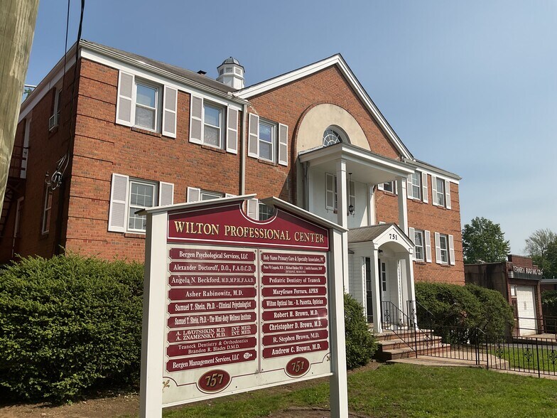 751 Teaneck Rd, Teaneck, NJ à vendre - Photo de l’immeuble – Image 2 sur 2