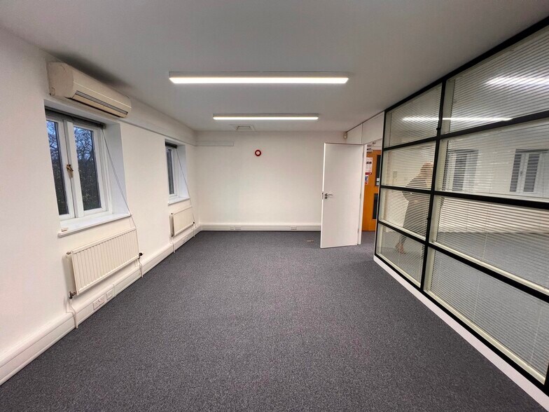 26-28 Mulgrave Rd, Sutton à louer - Photo de l’immeuble – Image 2 sur 5