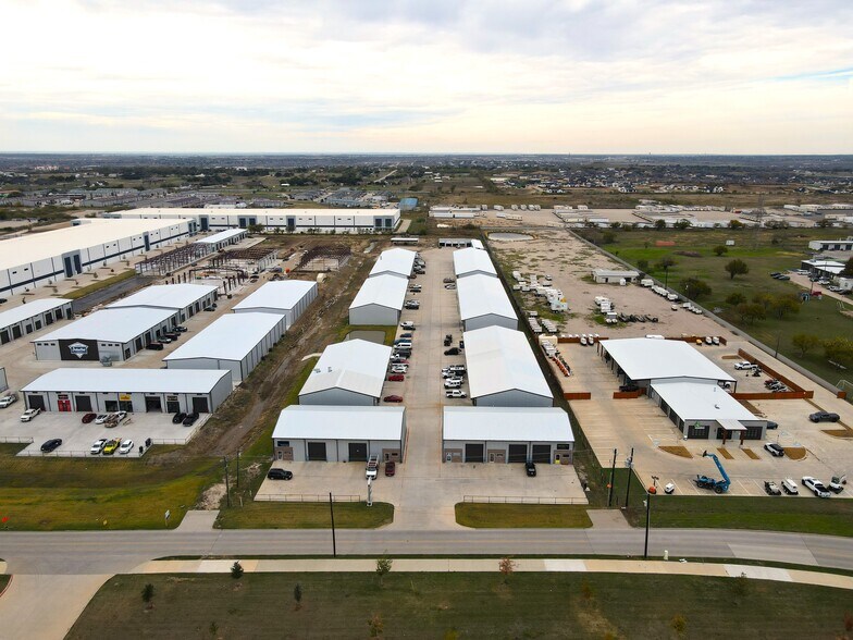 13029 Harmon Rd, Fort Worth, TX à louer - Photo de l’immeuble – Image 2 sur 5