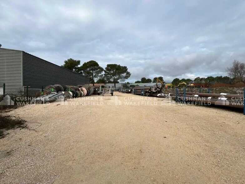 Local d’activités dans Signes à louer - Photo de l’immeuble – Image 2 sur 2