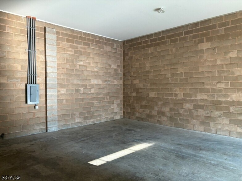 691 E Main St, Bridgewater, NJ à louer - Photo de l’immeuble – Image 3 sur 5