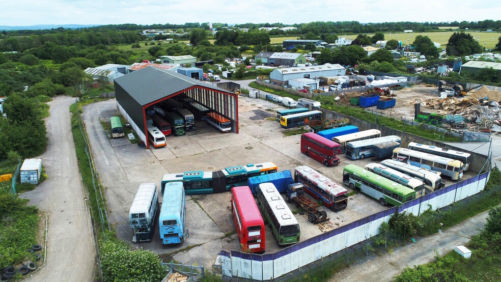 Llandow Trading Estate portefeuille de 54 biens à vendre sur LoopNet.fr - Aérien – Image 1 sur 2