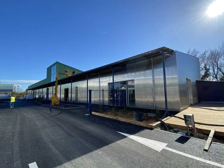 Local d'activités dans Le Bouscat à vendre - Photo de l’immeuble – Image 2 sur 9