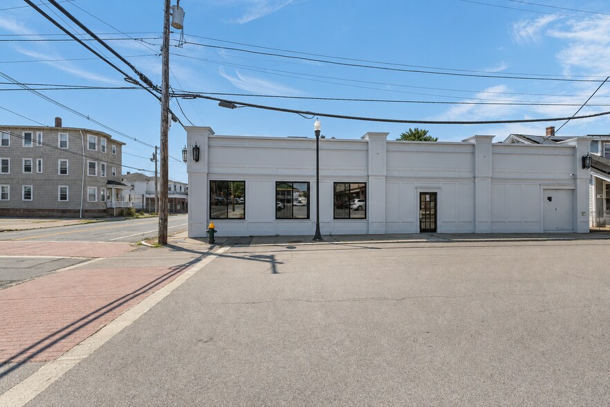 1058 Charles St, North Providence, RI à vendre - Photo de l’immeuble – Image 2 sur 37