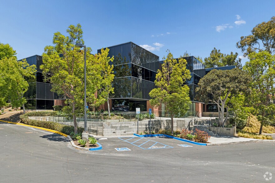 2220 N University Dr, Newport Beach, CA à louer - Photo principale – Image 1 sur 24