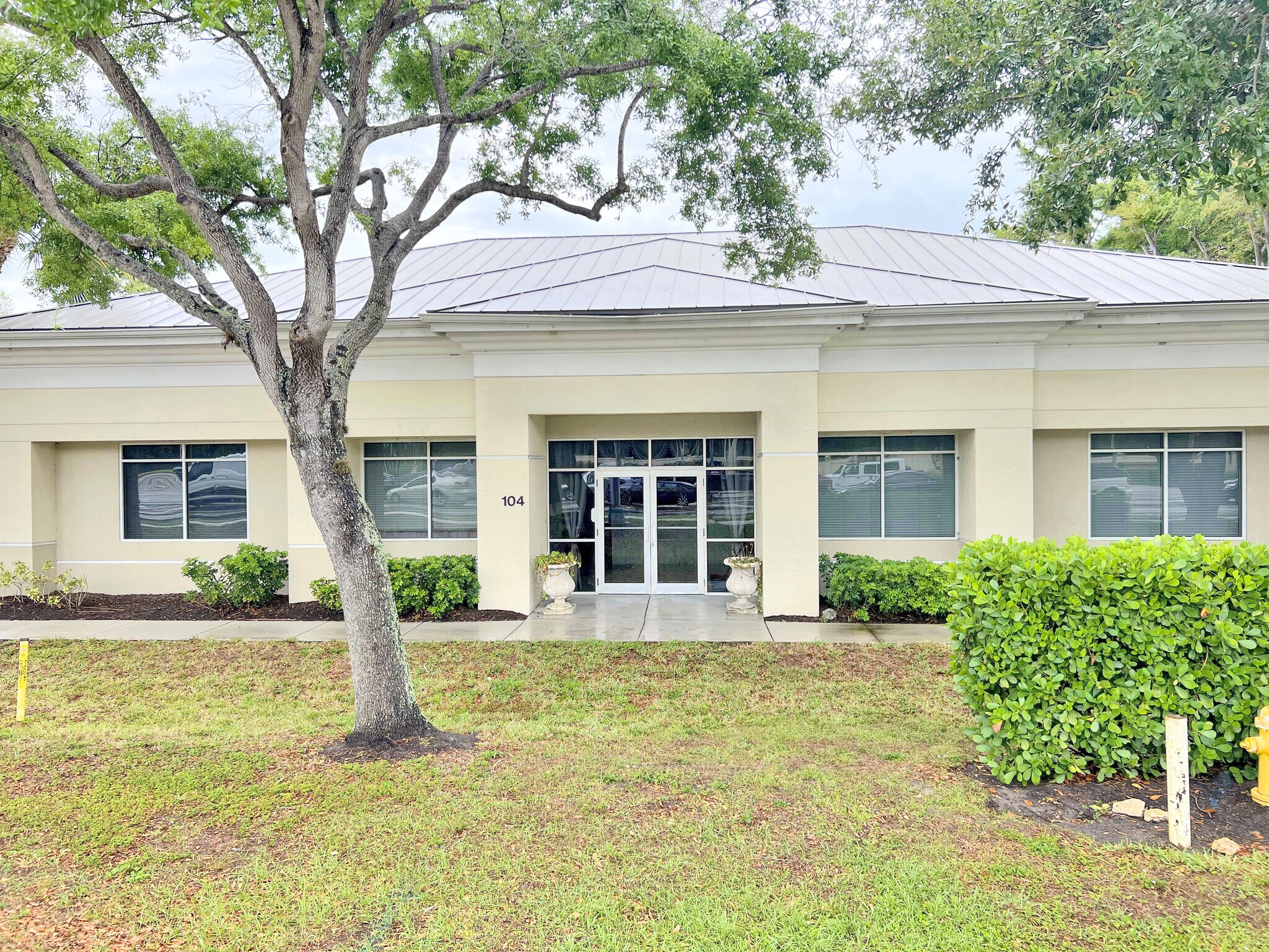 7385 Radio Rd, Naples, FL à louer Photo de l’immeuble– Image 1 sur 6