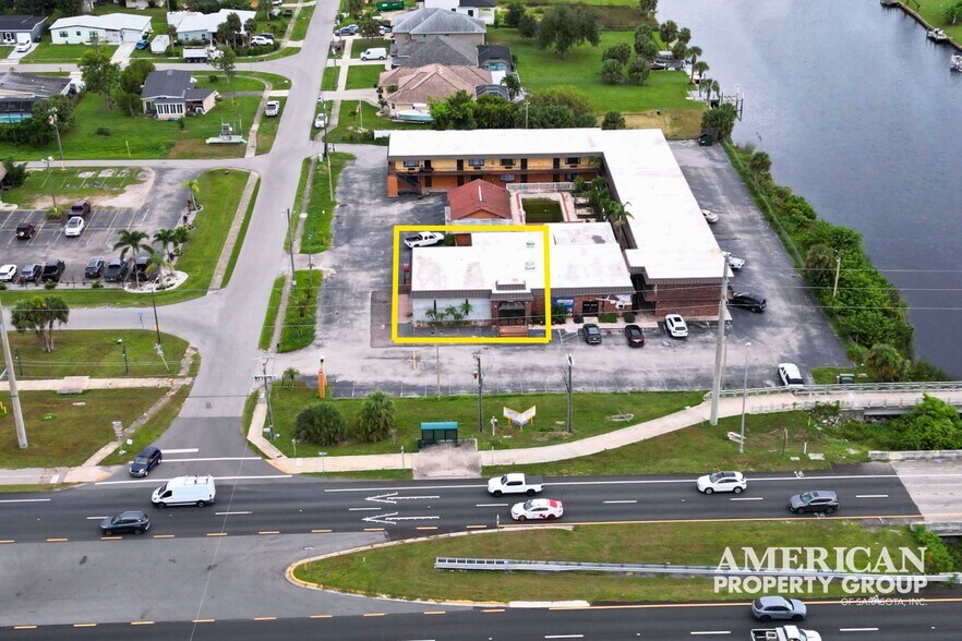 14000 Tamiami Trl, North Port, FL à louer - Photo de l’immeuble – Image 1 sur 8