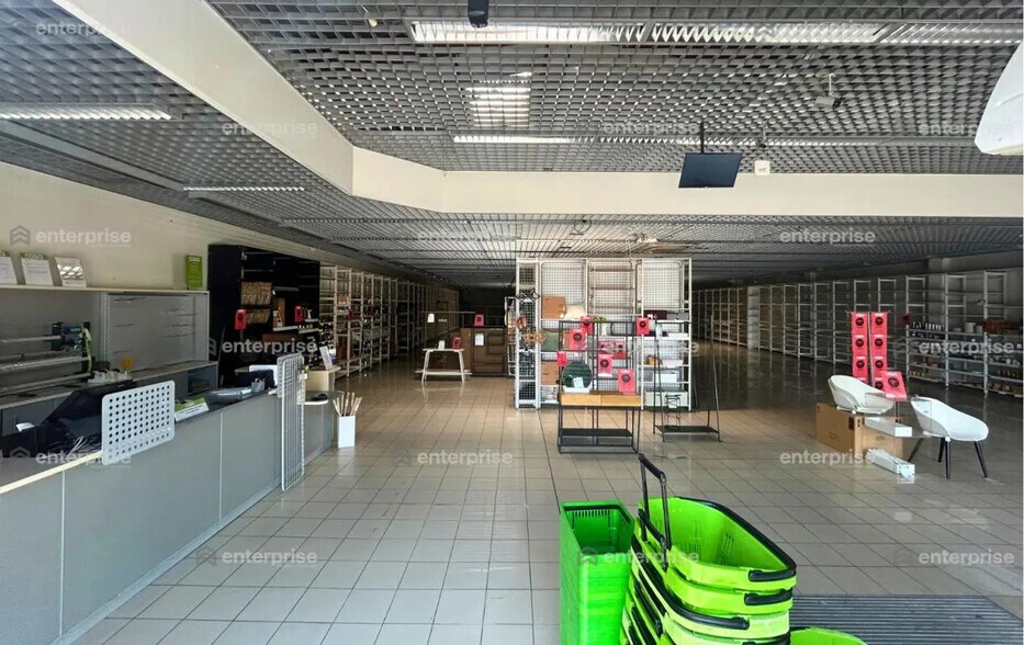 Local commercial dans Compiègne à louer - Photo de l’immeuble – Image 3 sur 3