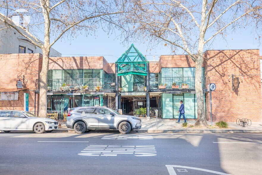 2115 J St, Sacramento, CA à louer - Photo de l’immeuble – Image 2 sur 9
