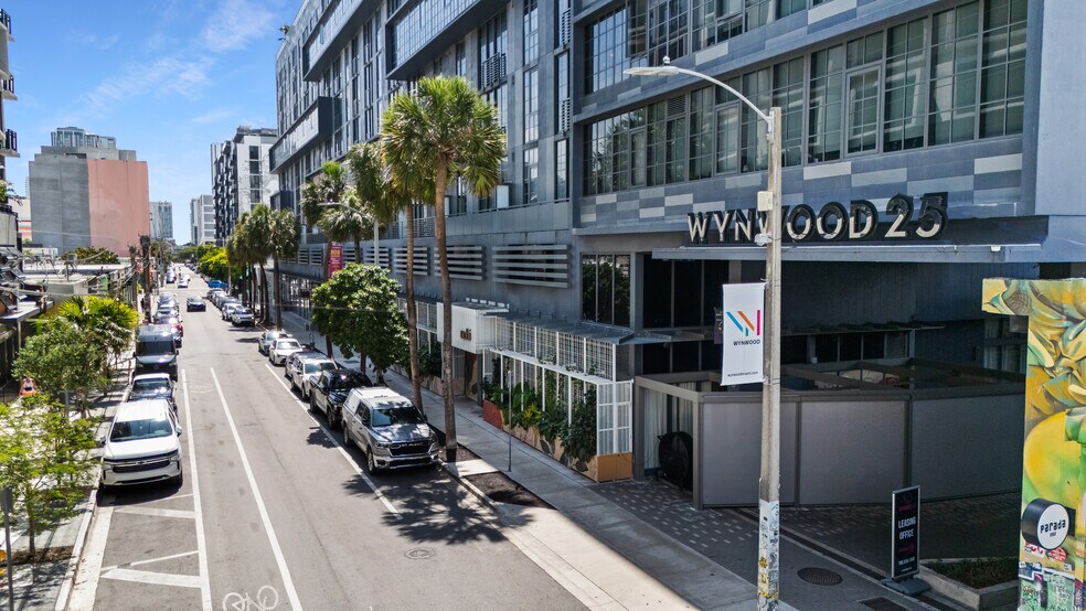 240 NW 25th St, Miami, FL à louer - Photo de l’immeuble – Image 2 sur 19