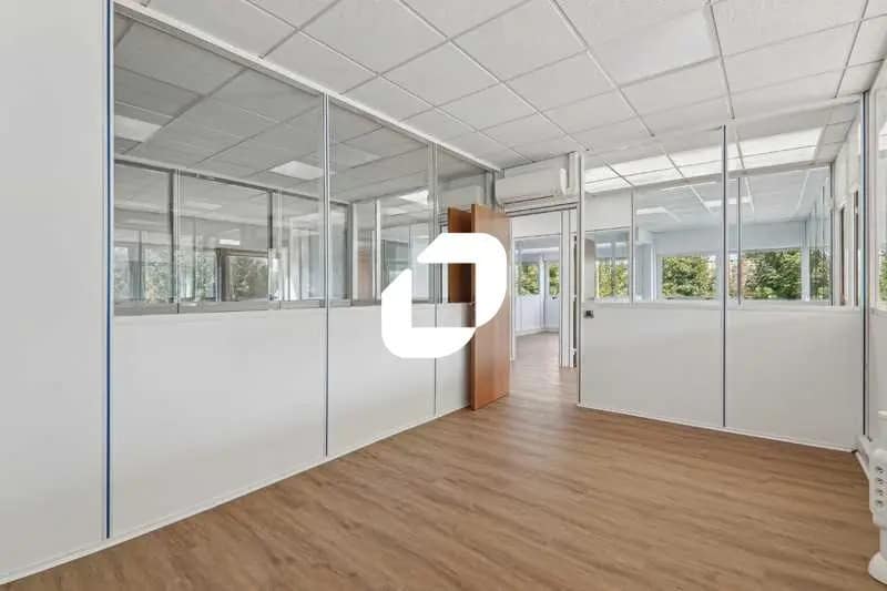 13 Avenue Des 3 Peuples, Montigny-le-Bretonneux à louer - Photo de l’immeuble – Image 3 sur 14