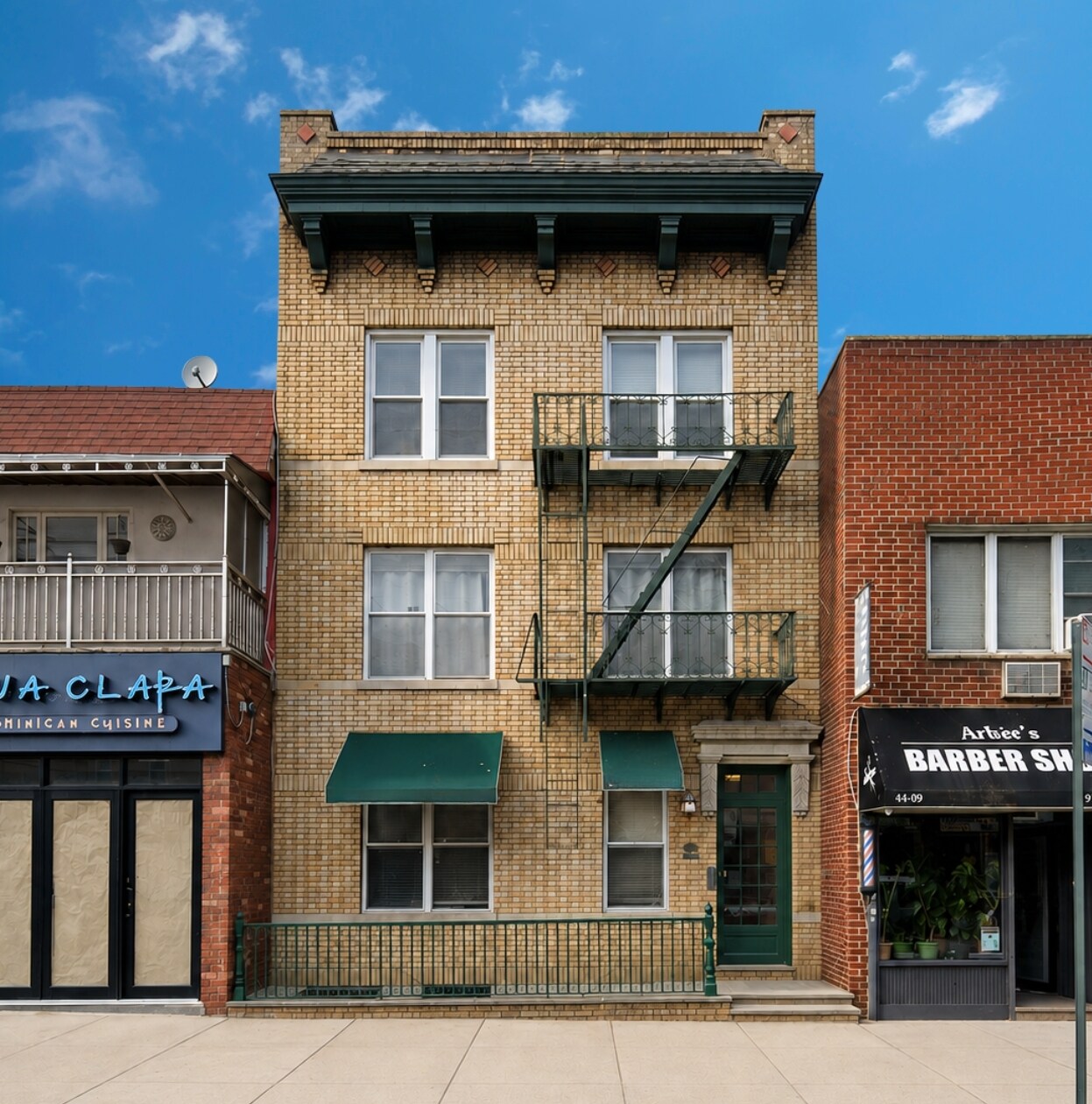 44-07 30th Ave., Queens, NY à louer Photo de l’immeuble– Image 1 sur 4