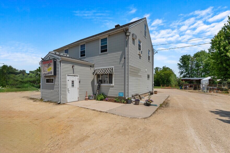 3172 N Riverside Dr, Saukville, WI à vendre - Photo de l’immeuble – Image 2 sur 24