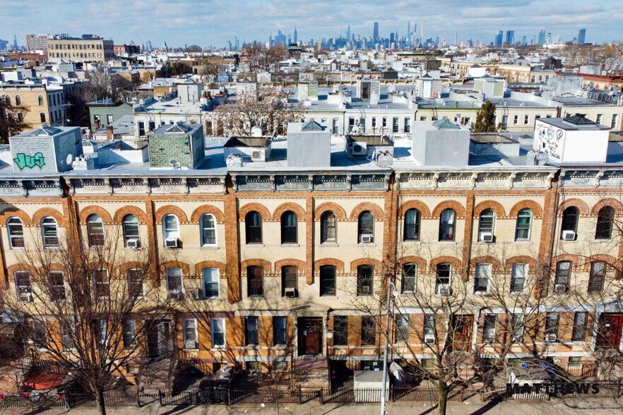 1823 Cornelia St, Ridgewood, NY à vendre - Photo de l’immeuble – Image 1 sur 6