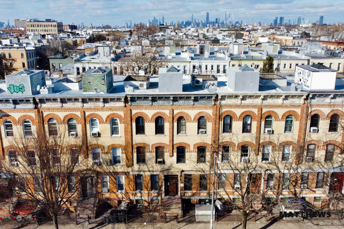 1823 Cornelia St, Ridgewood, NY à vendre Photo de l’immeuble– Image 1 sur 7