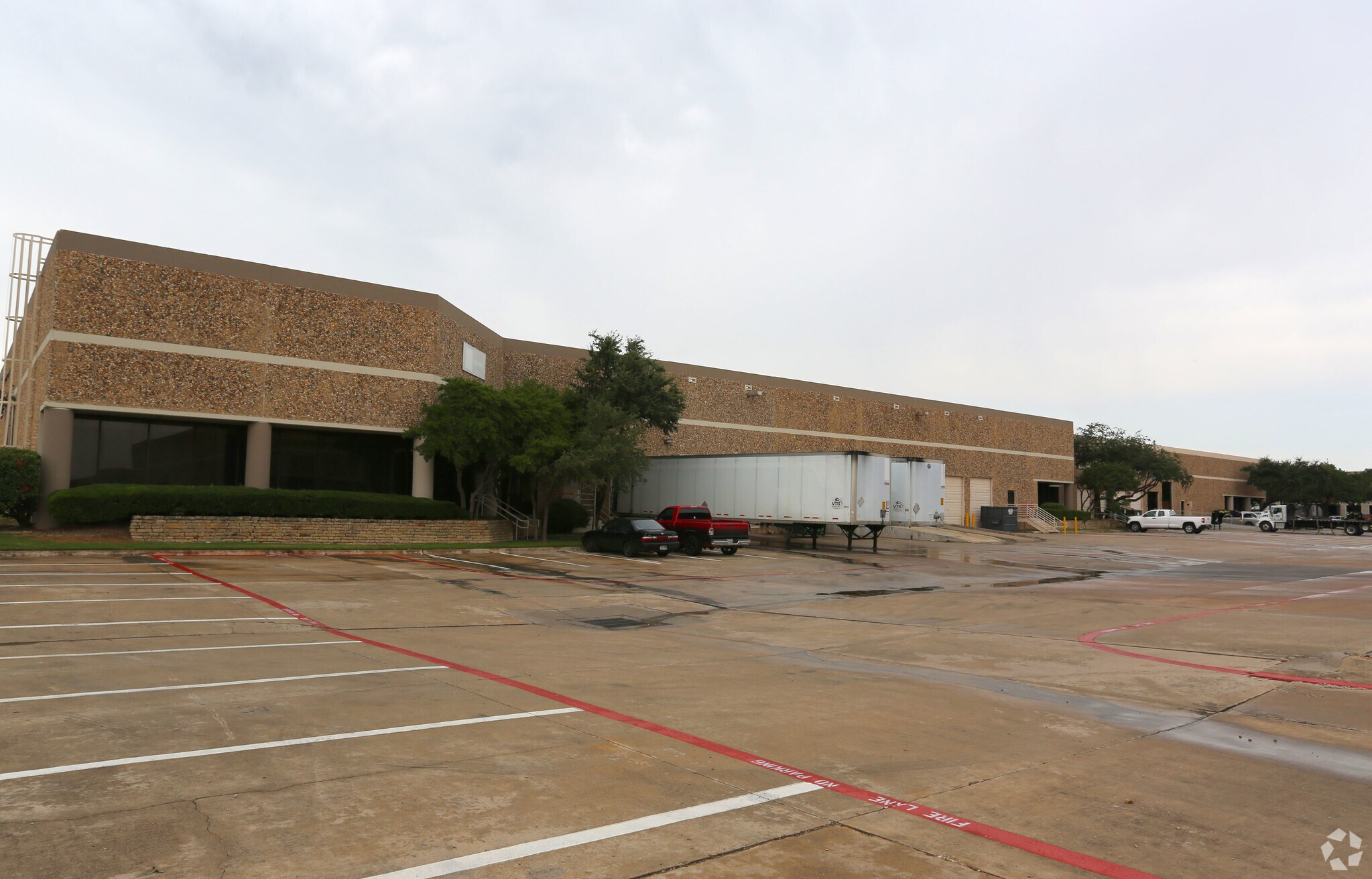 1800 Diplomat Dr, Farmers Branch, TX à louer Photo principale– Image 1 sur 9