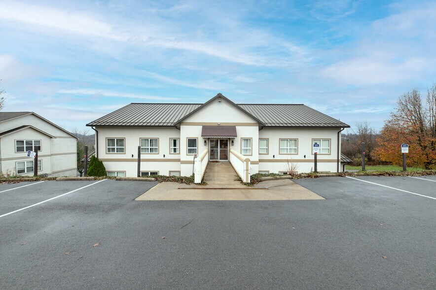 100 Village Dr, White Hall, WV à louer - Photo principale – Image 1 sur 6