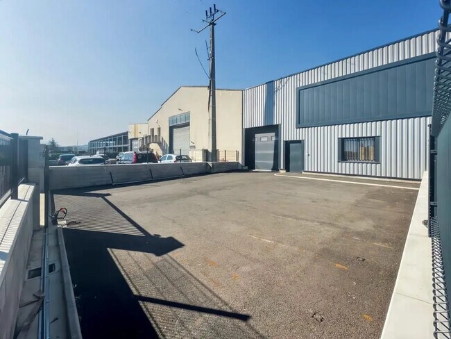 Plus de détails pour Local d'activités à louer