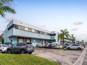 7901-8195 NW 67th St, Miami, FL à louer Photo de l’immeuble– Image 1 sur 1
