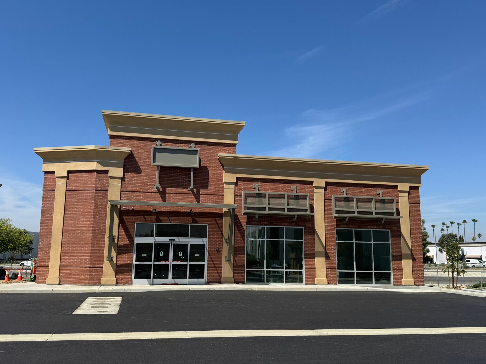 1598 Magnolia Ave, Corona, CA à louer Photo principale– Image 1 sur 2