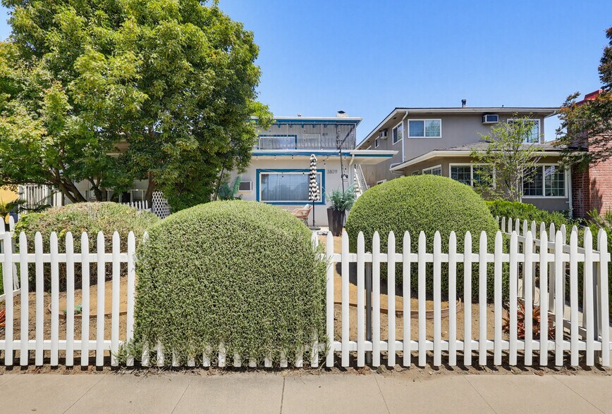 3809 W Chandler Blvd, Burbank, CA à vendre - Photo de l’immeuble – Image 2 sur 11