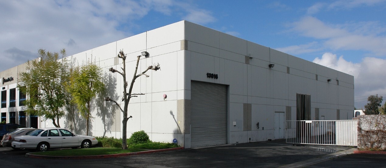 13816 Magnolia Ave, Chino, CA à louer Photo de l’immeuble– Image 1 sur 1