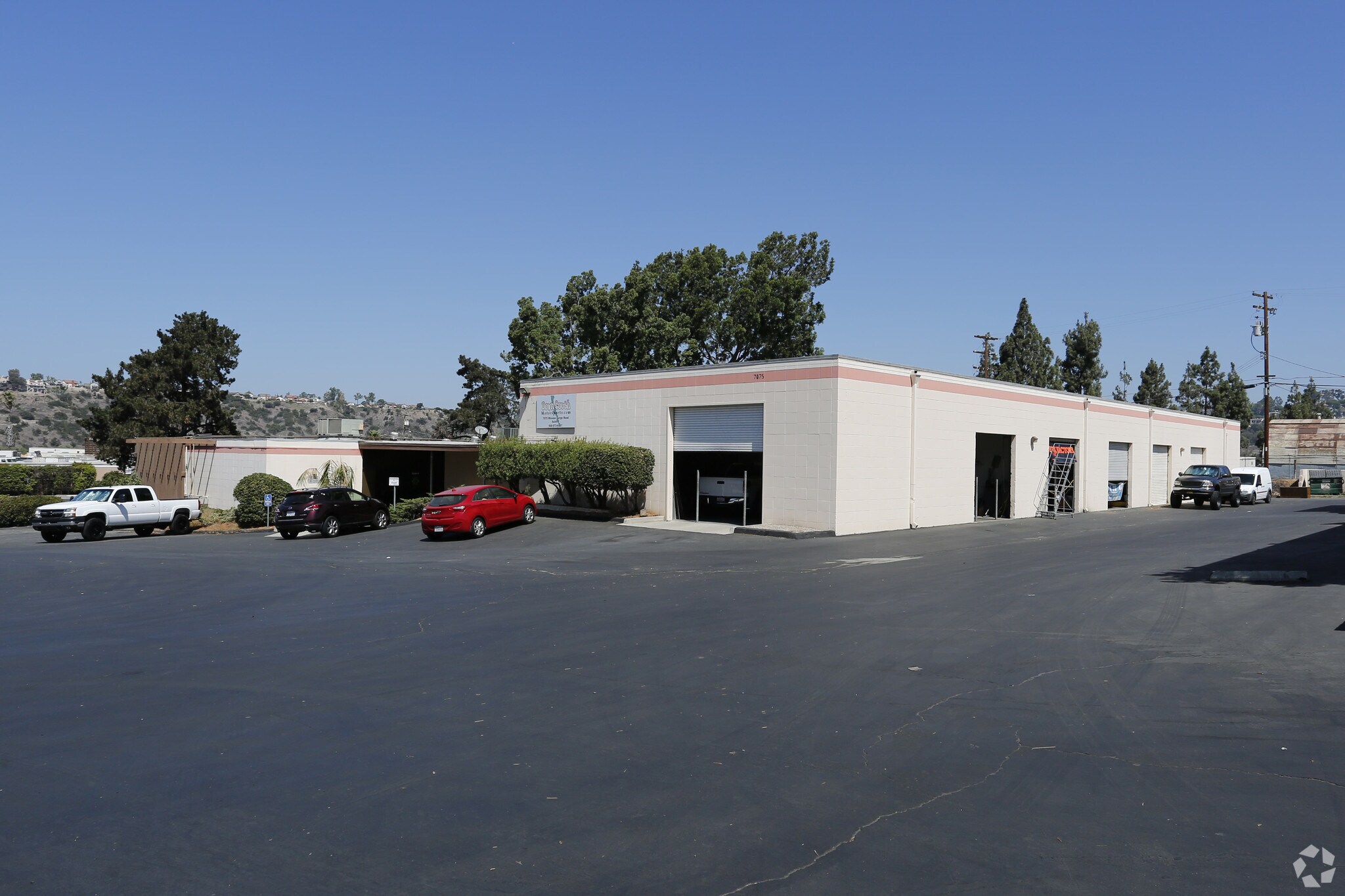 7075 Mission Gorge Rd, San Diego, CA à louer Photo de l’immeuble– Image 1 sur 4