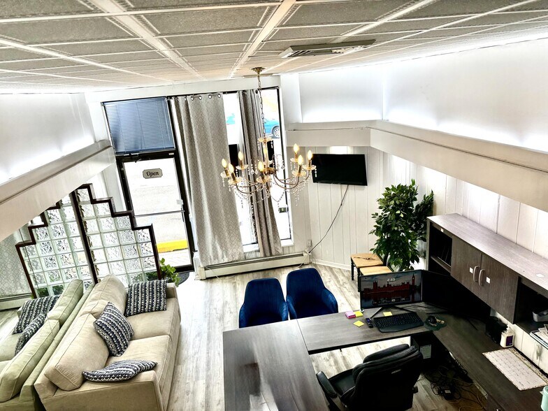 653-659 Old Country Rd, Westbury, NY à louer - Photo de l’immeuble – Image 3 sur 20