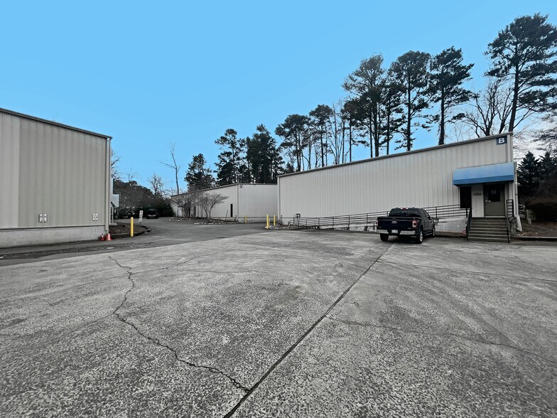 4506 Bennett Memorial Rd, Durham, NC à louer - Photo de l’immeuble – Image 3 sur 7