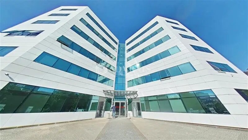 Bureau dans Villepinte à louer - Photo de l’immeuble – Image 1 sur 9