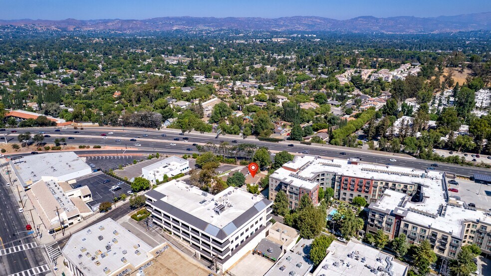 22151 Clarendon St, Woodland Hills, CA à vendre - Photo de l’immeuble – Image 3 sur 20