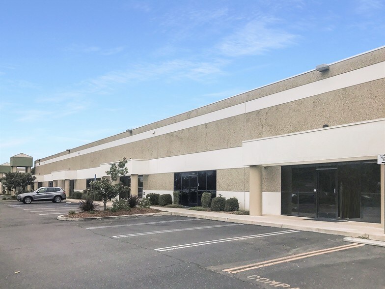 1901 Holser Walk, Oxnard, CA à louer - Photo principale – Image 1 sur 10