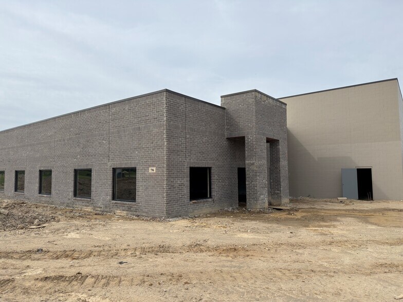 796 Campus Parkway Dr, Tecumseh, MI à vendre - Photo de l’immeuble – Image 2 sur 14