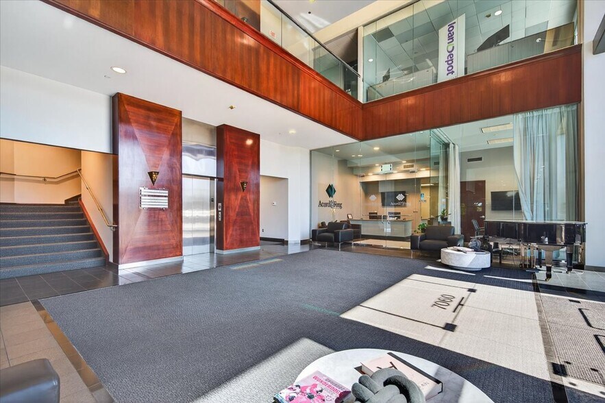 7060 N Fresno St, Fresno, CA à louer - Photo de l’immeuble – Image 2 sur 49