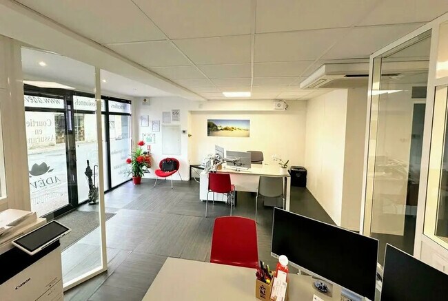 Plus de détails pour 83 Avenue Montesquieu, Saint-Médard-en-Jalles - Local commercial à vendre