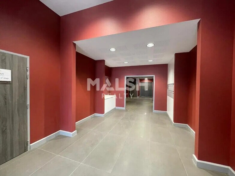 Local d’activités dans Champagne-au-Mont-d'Or à louer - Photo intérieure – Image 2 sur 6