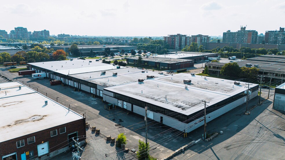 800-828 Rue Deslauriers, Montréal, QC à louer - Photo de l’immeuble – Image 2 sur 10