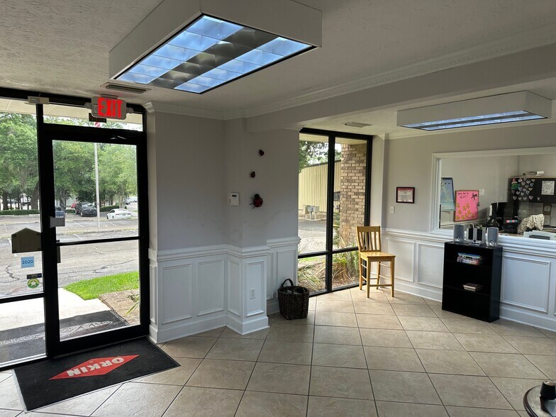 4800 Woodlane Cir, Tallahassee, FL à louer - Photo de l’immeuble – Image 2 sur 6