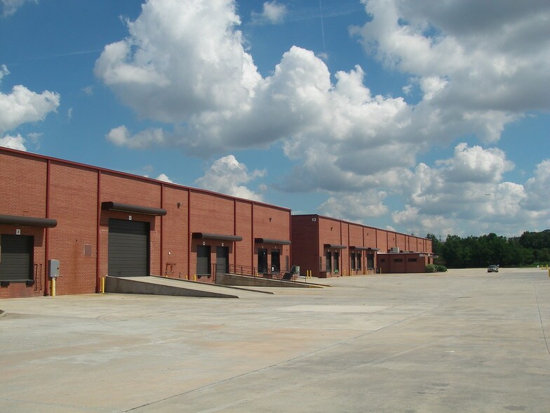 16 Overmeyer Way, Forest Park, GA à louer - Photo de l’immeuble – Image 2 sur 3