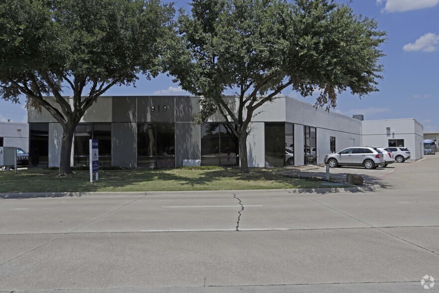 1911 Old Denton Rd, Carrollton, TX à louer - Photo de l’immeuble – Image 3 sur 4
