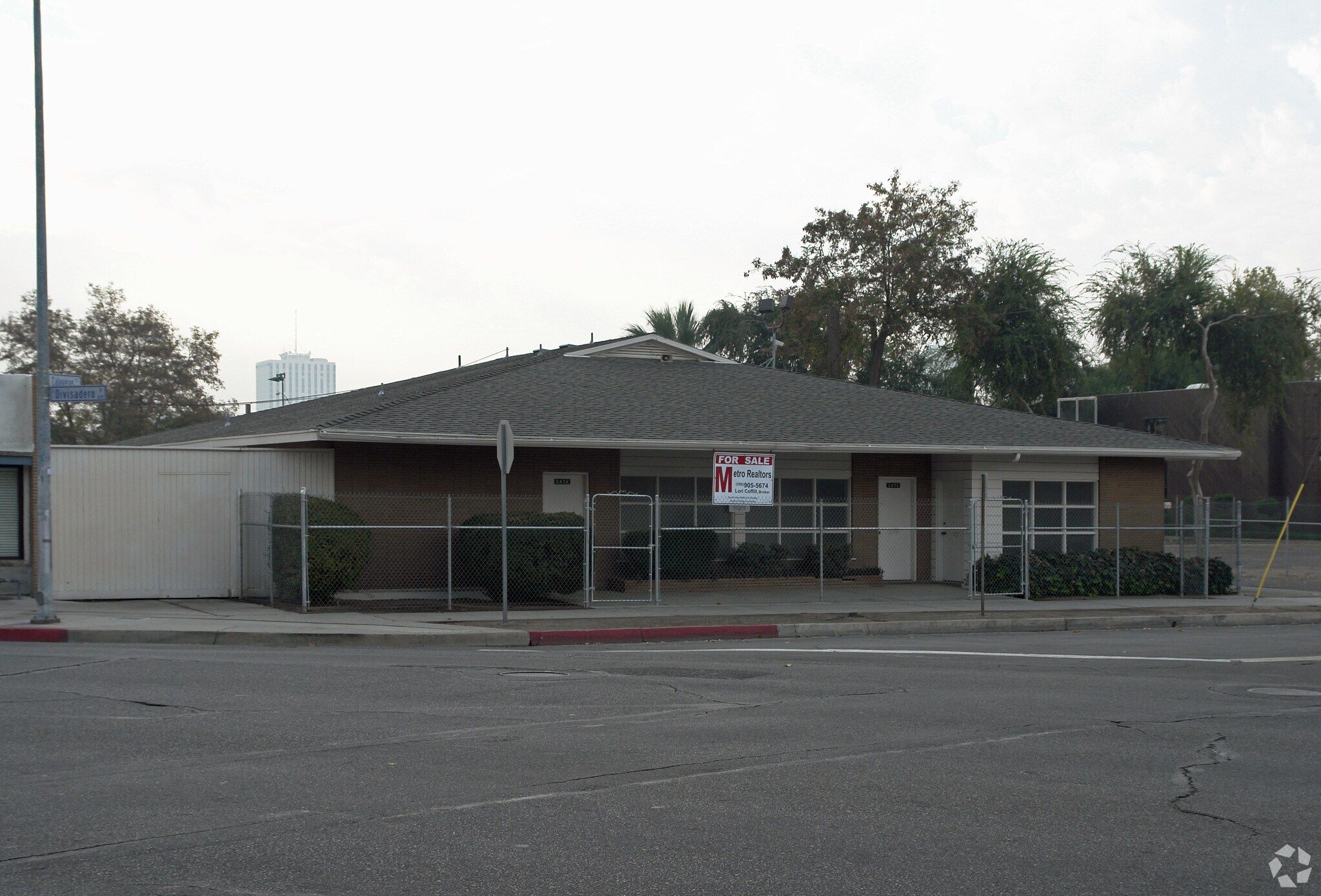 2430-2434 Calaveras St, Fresno, CA à louer Photo principale– Image 1 sur 7