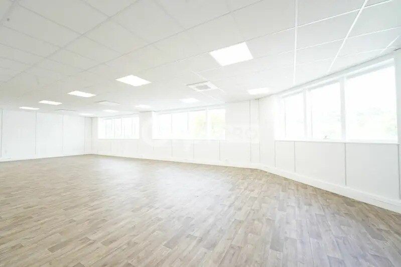 Bureau dans Saint-Genis-Laval à louer - Photo de l’immeuble – Image 3 sur 6