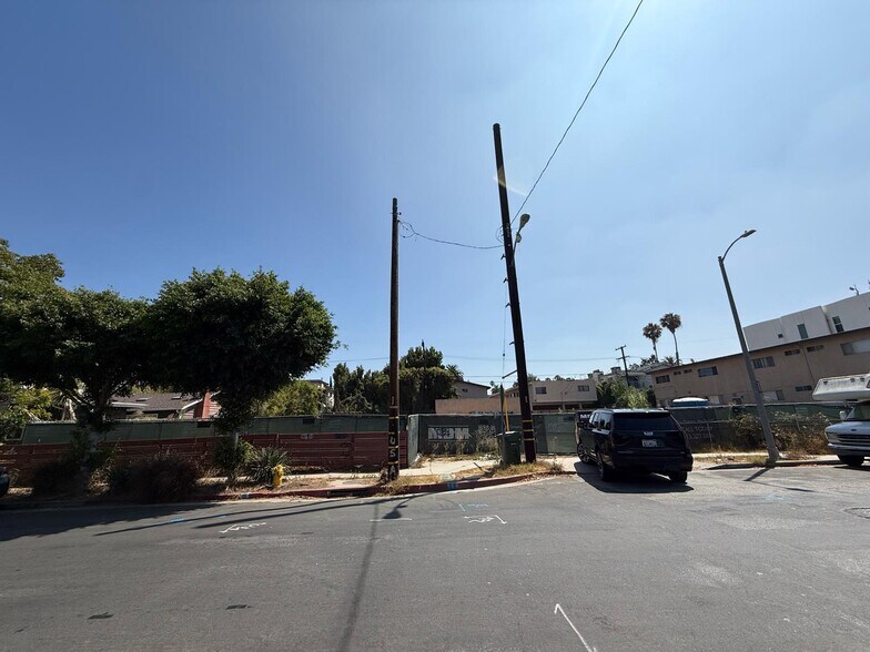 3676-3704 Kelton Ave, Los Angeles, CA à vendre - Photo de l’immeuble – Image 2 sur 11