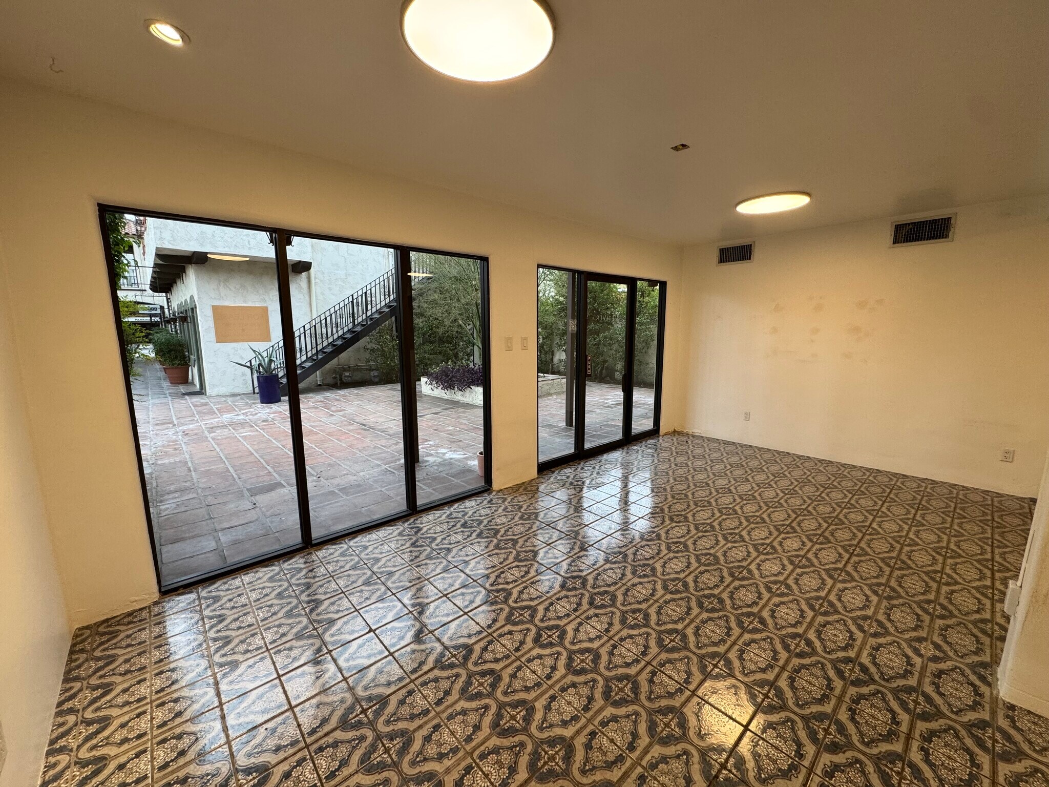 463-477 N Palm Canyon Dr, Palm Springs, CA à louer Photo intérieure– Image 1 sur 2