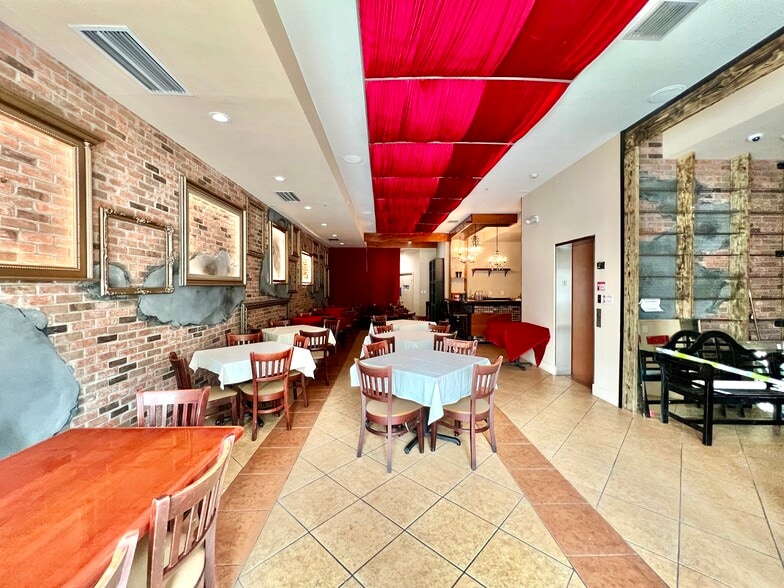 223 Valencia Ave, Coral Gables, FL à louer - Photo intérieure – Image 3 sur 36