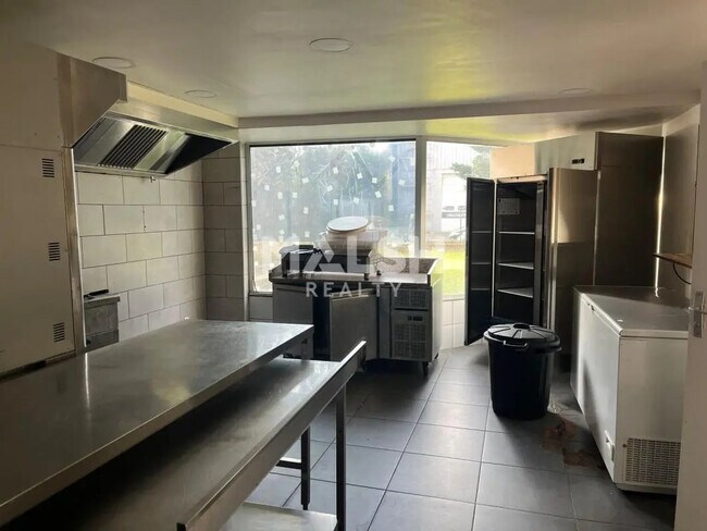 Plus de détails pour Local commercial à vendre