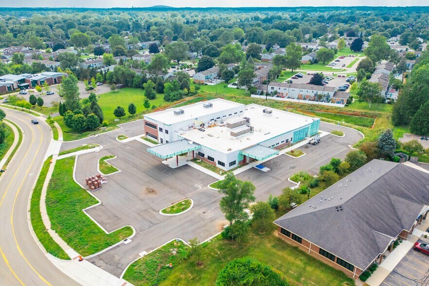 24301 Karim Boulevard, Novi, MI à vendre - Photo de l’immeuble – Image 2 sur 38