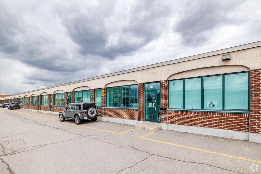 15-135 Blvd Montpellier, Montréal, QC à louer - Photo de l’immeuble – Image 2 sur 4