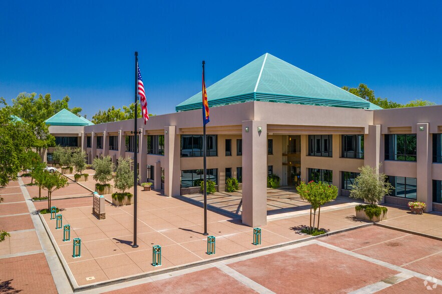 8777 N Gainey Center Dr, Scottsdale, AZ à louer - Photo de l’immeuble – Image 1 sur 14